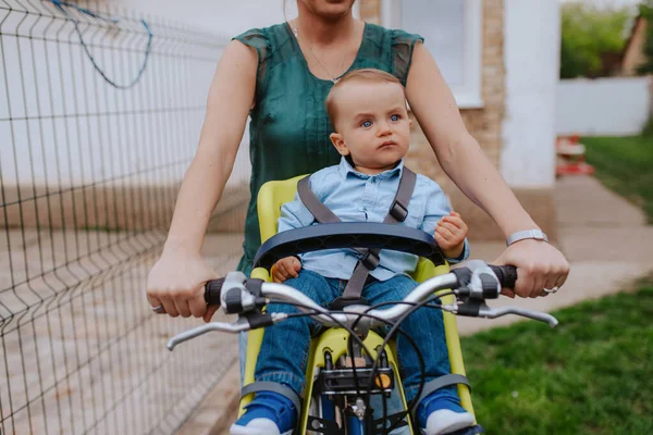 Мать Кавказка Катается Велосипеде Красивом Ребенке — стоковое фото