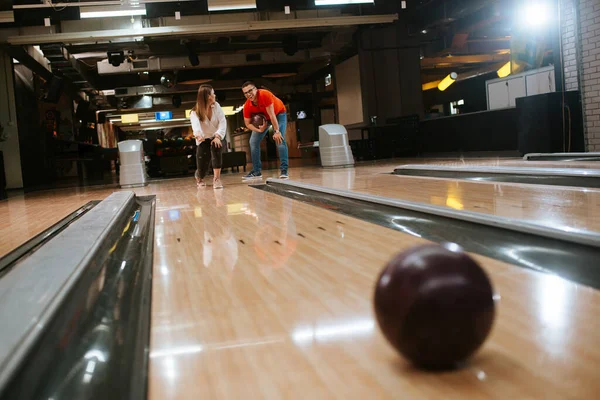 Bovling Salonunda Top Atan Güzel Beyaz Bir Çift Bowling Kulübündeki — Stok fotoğraf