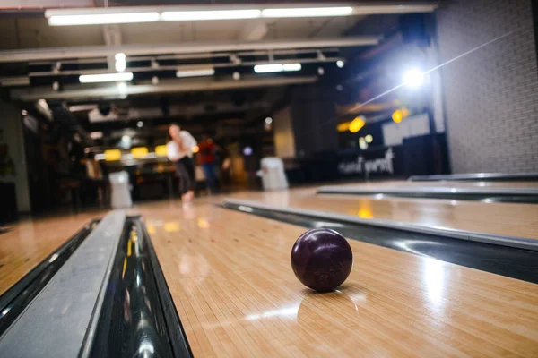 Close Purple Ball Bowling Alley — Stock Photo, Image