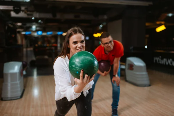 Hermoso Hombre Mujer Caucásicos Una Bolera Con Pelotas Amor Recreación — Foto de Stock