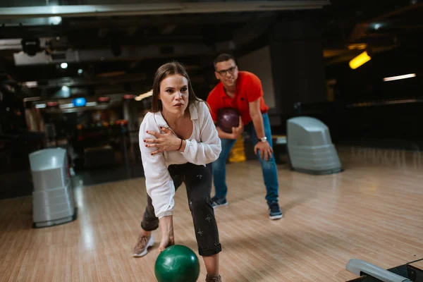 Beautiful Loving Caucasian Couple Throwing Balls Bowling Alley Boyfriend Girlfriend — Stock Photo, Image