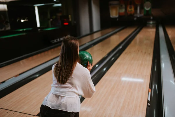 Menina Caucasiana Bonita Uma Pista Boliche — Fotografia de Stock