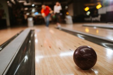 Bovling salonunda top atan güzel beyaz bir çift. Bowling kulübündeki erkek arkadaş ve kız arkadaş