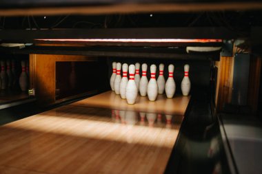 İğneler ve toplarla bovling salonu