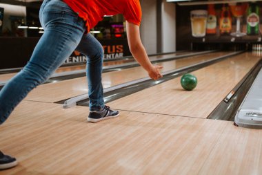 Bir bowling kulübünde top atan beyaz bir adamın elini yakın plan çek.