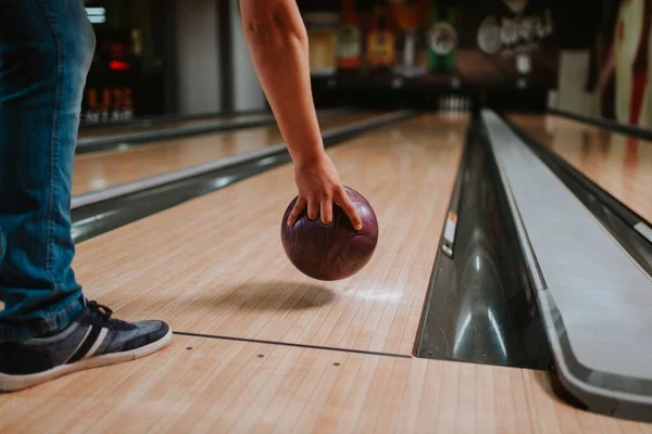 Feche Mão Homem Caucasiano Jogando Uma Bola Clube Boliche — Fotografia de Stock