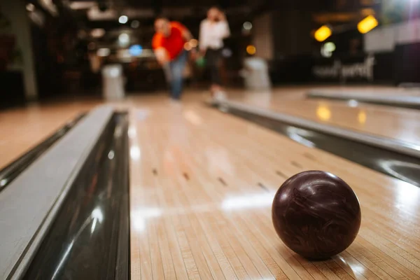 Belo Casal Caucasiano Amoroso Jogando Bolas Pista Boliche Namorado Namorada — Fotografia de Stock