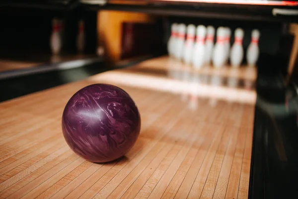 Bowling Σοκάκι Καρφίτσες Και Μια Μπάλα — Φωτογραφία Αρχείου