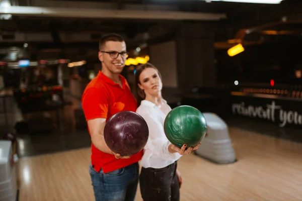 Vacker Kaukasisk Man Och Kvinna Bowlinghall Med Bollar Kärlek Och — Stockfoto