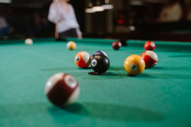 Bilardo masasındaki renkli topların yakın çekimi. Eğlence zamanı.