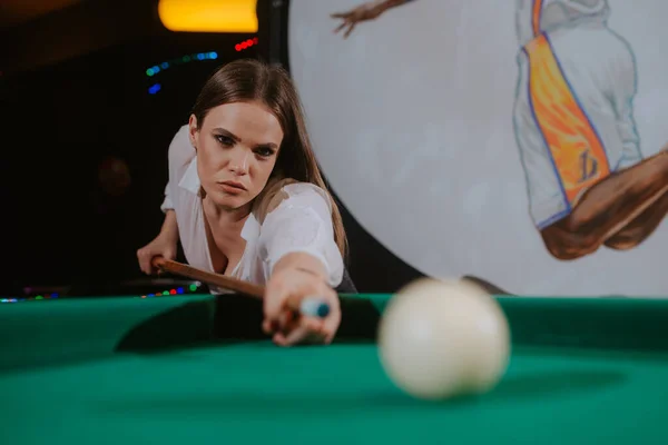 Ein Schönes Kaukasisches Mädchen Weißen Hemd Spielt Billard — Stockfoto
