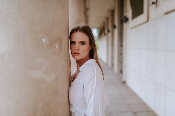 Retrato Uma Bela Jovem Caucasiana Frente Edifício Branco — Fotografia de Stock