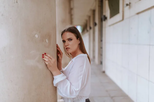 Retrato Uma Bela Jovem Caucasiana Frente Edifício Branco — Fotografia de Stock