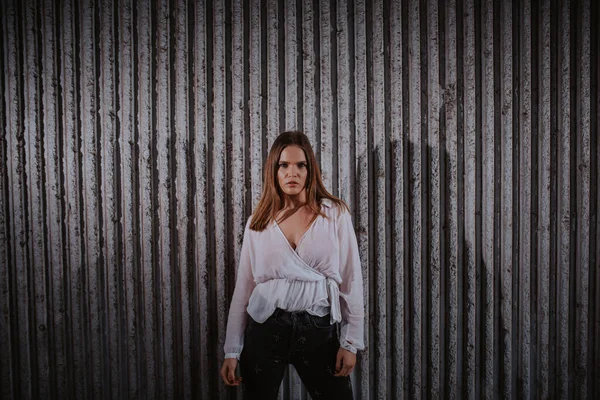 Uma Bela Jovem Caucasiana Com Uma Camisa Branca Fica Frente — Fotografia de Stock