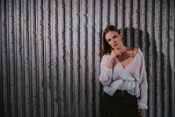 Uma Bela Jovem Caucasiana Com Uma Camisa Branca Fica Frente — Fotografia de Stock