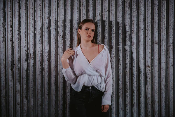 Uma Bela Jovem Caucasiana Com Uma Camisa Branca Fica Frente — Fotografia de Stock