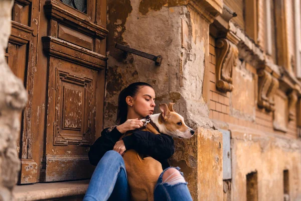 Uma Jovem Adolescente Caucasiana Está Sentada Nos Degraus Uma Antiga — Fotografia de Stock