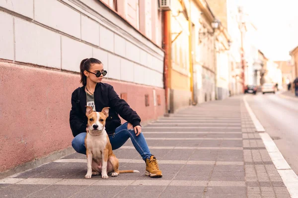 Menina Branca Bonita Com Óculos Sol Agachamentos Rua Lado Sua — Fotografia de Stock