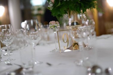 Özel bir etkinlik için çok güzel süslenmiş bir masa. Kutlama için dekorasyon.