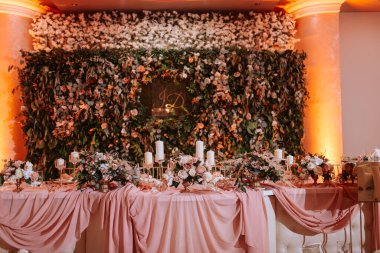 Özel bir etkinlik için çok güzel süslenmiş bir masa. Kutlama için dekorasyon.