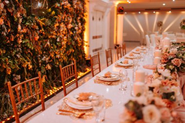 Özel bir etkinlik için çok güzel süslenmiş bir masa. Kutlama için dekorasyon.