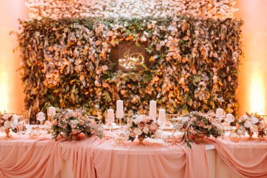 Özel bir etkinlik için çok güzel süslenmiş bir masa. Kutlama için dekorasyon.