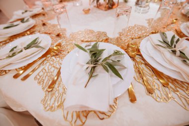 Özel bir etkinlik için çok güzel süslenmiş bir masa. Kutlama için dekorasyon.