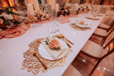 Özel bir etkinlik için çok güzel süslenmiş bir masa. Kutlama için dekorasyon.