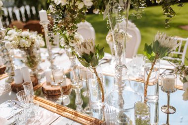 Çiçekli ve gözlüklü düğün masası.