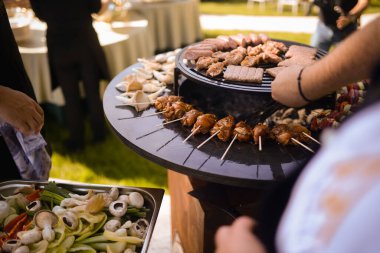 Arka planda ızgara et ve sebzeler, kapatın.