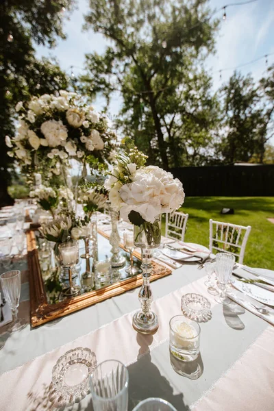 Bröllopsdukning Med Blommor Och Glasögon — Stockfoto