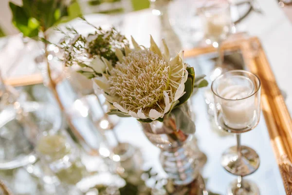 Bröllopsdukning Med Blommor Och Glasögon — Stockfoto