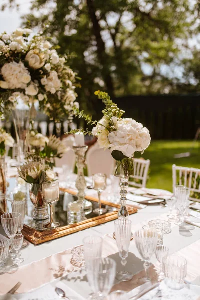 Bröllopsdukning Med Blommor Och Glasögon — Stockfoto