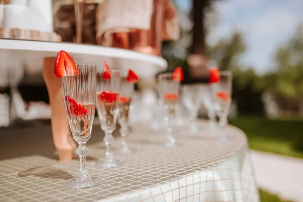 Сервировка Свадебного Стола Бокалами Шампанского — стоковое фото