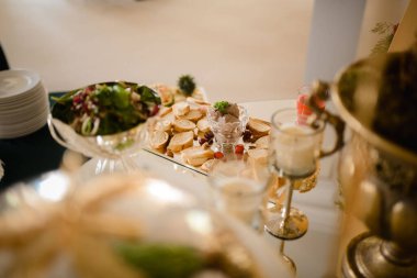 Restoranda yemek servisi bir tabakta sunuldu. Lezzetli atıştırmalıklar