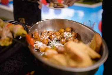 Soslu taze patates ve tost.