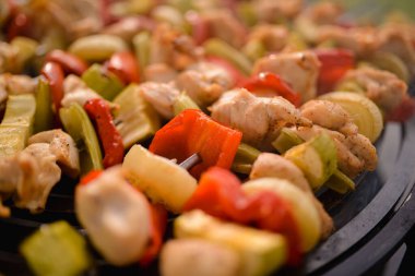 Şef bahçedeki şişleri kızartıyor.