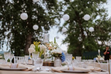 Nehir kenarındaki açık hava kutlaması için güzel pastel çiçek süslemesi.