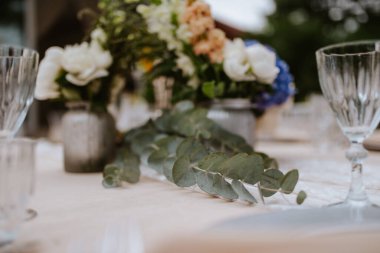  Özel bir etkinlik için romantik dekore edilmiş masa. Kutlama için çiçek süslemesi