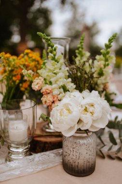  Özel bir etkinlik için romantik dekore edilmiş masa. Kutlama için çiçek süslemesi