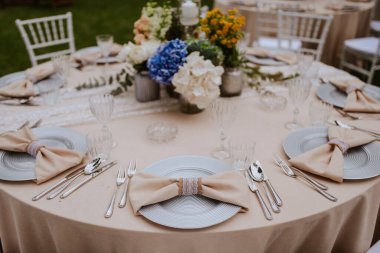  Özel bir etkinlik için romantik dekore edilmiş masa. Kutlama için çiçek süslemesi