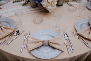  Özel bir etkinlik için romantik dekore edilmiş masa. Kutlama için çiçek süslemesi