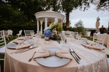 Nehir kenarındaki açık hava kutlaması için güzel pastel çiçek süslemesi.