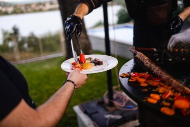 Kıymalı et kebabı pişti. Barbekü ve açık hava partisi