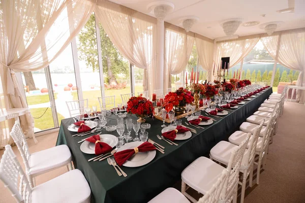 特別なイベントのためのロマンチックな装飾テーブル お祝いの花飾り — ストック写真