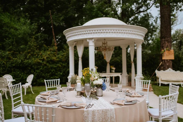 Hermosa Decoración Floral Pastel Para Celebración Aire Libre Junto Río — Foto de Stock