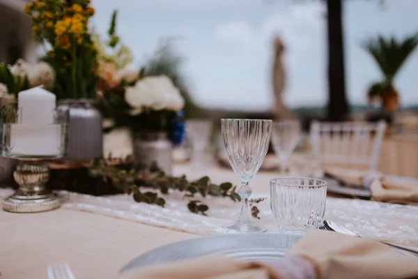 Mesa Romanticamente Decorada Para Evento Especial Decoração Floral Para Celebração — Fotografia de Stock