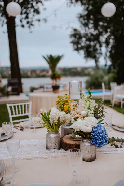 Hermosa Decoración Floral Pastel Para Celebración Aire Libre Junto Río — Foto de Stock