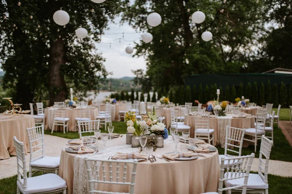 Hermosa Decoración Floral Pastel Para Celebración Aire Libre Junto Río — Foto de Stock