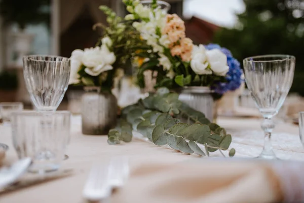 Hermosa Decoración Floral Pastel Para Celebración Aire Libre Junto Río — Foto de Stock